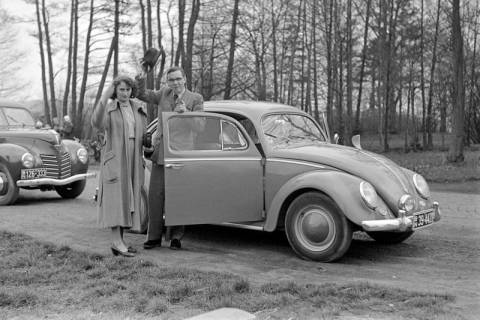 ARH NL Dierssen 1235/0020, Elly und Gerhard Dierssen an der Kraterquelle?, Bad Nenndorf, 1953