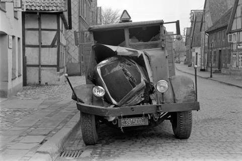 ARH NL Dierssen 1235/0028, Kaputter LKW, Springe, 1953