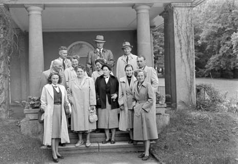 ARH NL Dierssen 1238/0011, Polizei-Ausflug am Brunnenpavillon im Sonnengarten, Bad Nenndorf, 1953
