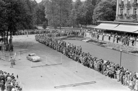 ARH NL Dierssen 1241/0010, AvD Automobilturnier im Kurpark, Bad Pyrmont, 1953