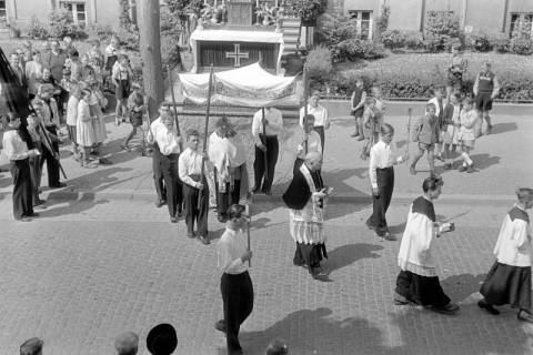 ARH NL Dierssen 1243/0013, Fronleichnamsprozession, Springe, 1953