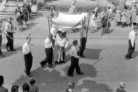 ARH NL Dierssen 1243/0014, Fronleichnamsprozession, Springe, 1953