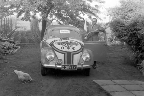 ARH NL Dierssen 1243/0018, VW-Käfer mit ADAC-Fahne auf der Kühlhaube, Springe, 1953