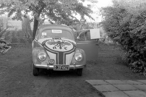 ARH NL Dierssen 1243/0020, VW-Käfer mit ADAC-Fahne auf der Kühlhaube, Springe, 1953