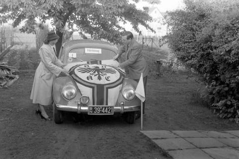 ARH NL Dierssen 1243/0021, VW-Käfer mit ADAC-Fahne auf der Kühlhaube, Springe, 1953