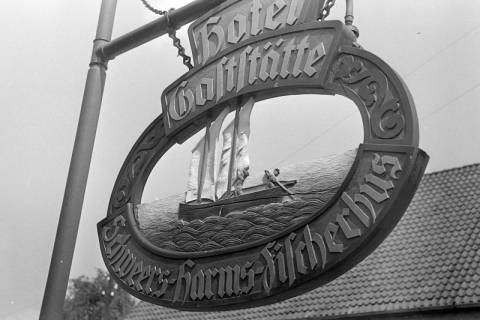 ARH NL Dierssen 1245/0014, Ladenschild der Hotel-Gaststätte "Schweers-Harms-Fischerhus", Steinhude, 1953