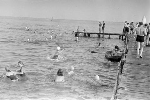 ARH NL Dierssen 1246/0015, Badende neben einem Bootssteg am Steinhuder Meer, Steinhude, 1953