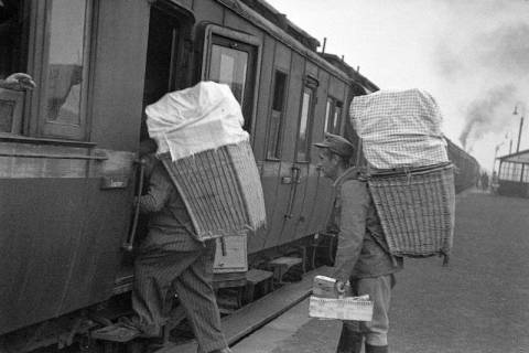 ARH NL Dierssen 1246/0025, Zwei Männer mit Kiepen in einen Zug einsteigend, 1953