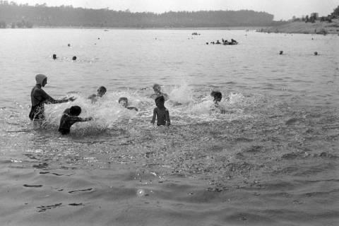 ARH NL Dierssen 1248/0019, Badende im Blauen See, Garbsen, 1953