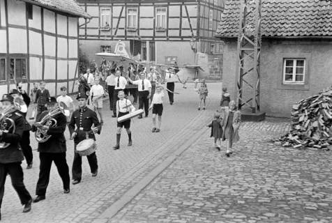 ARH NL Dierssen 1249/0006, Schützenumzug, Springe, 1953