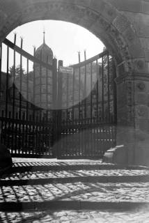 ARH NL Dierssen 1249/0022, Eingangstor zum Schloss Hämelschenburg, Emmerthal, 1953