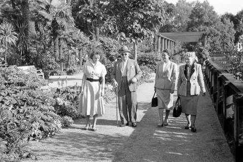 ARH NL Dierssen 1250/0001, Elly (Freundin von Dierssen), Vater von Dierssen, Hermsdorferin? und Mutter von Dierssen im Kurpark, Bad Pyrmont, 1953