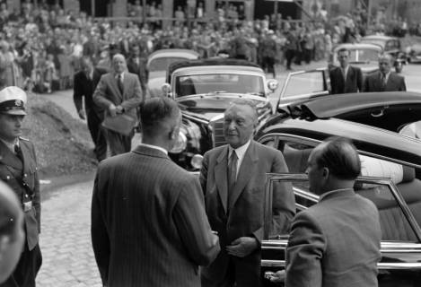 ARH NL Dierssen 1256/0010, Konrad Adenauer beim Kardinal-Bertram-Werk, Hildesheim, 1953