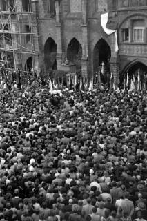 ARH NL Dierssen 1256/0017, Konrad Adenauer beim Kardinal-Bertram-Werk an der Rathaus Westseite, Hildesheim, 1953