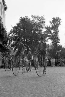 ARH NL Dierssen 1257/0011, Hochräder bei der Eröffnung des Conti-Hochhauses, Hannover, 1953