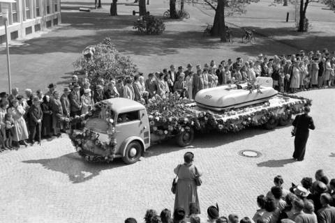 ARH NL Dierssen 1257/0016, Autokorso bei der Eröffnung des Conti-Hochhauses: LKW mit NSU Kompressor, Hannover, 1953