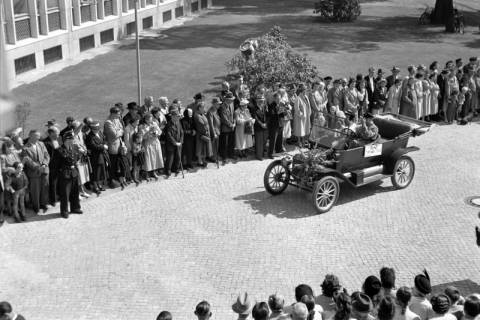 ARH NL Dierssen 1257/0017, Autokorso bei der Eröffnung des Conti-Hochhauses, Hannover, 1953