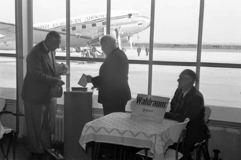 ARH NL Dierssen 1262/0026, Wahllokal auf dem Flugplatz, Hannover, 1953