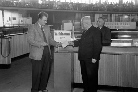 ARH NL Dierssen 1262/0027, Wahllokal auf dem Flugplatz, Hannover, 1953
