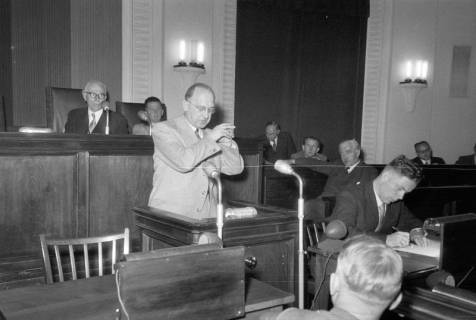 ARH NL Dierssen 1266/0006, Im Niedersächsischen Landtag: Hermann Neddenriep?, Hannover, 1953