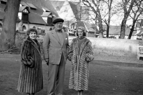 ARH NL Dierssen 1269/0004, Dreharbeiten des Films "Regina Amstetten": John Knittel (Mitte), Bennigsen, 1953