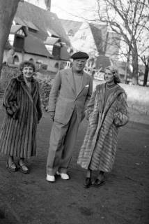 ARH NL Dierssen 1269/0005, Dreharbeiten des Films "Regina Amstetten": John Knittel (Mitte), Bennigsen, 1953