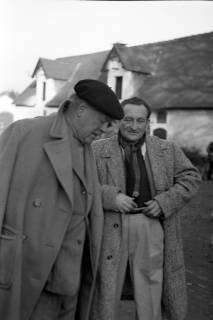 ARH NL Dierssen 1269/0007, Dreharbeiten des Films "Regina Amstetten": John Knittel (links), Bennigsen, 1953