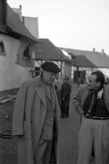 ARH NL Dierssen 1269/0008, Dreharbeiten des Films "Regina Amstetten": John Knittel (links), Bennigsen, 1953