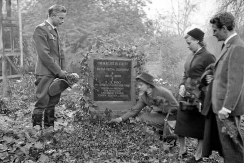 ARH NL Dierssen 1269/0010, Dreharbeiten des Films "Regina Amstetten": Luise Ullrich (hinten rechts), Bennigsen, 1953