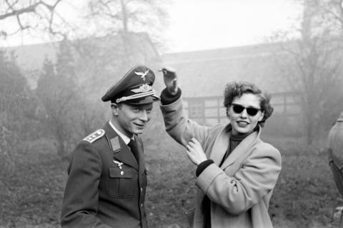 ARH NL Dierssen 1269/0013, Dreharbeiten des Films "Regina Amstetten": Dinah Hinz? (rechts), Bennigsen, 1953