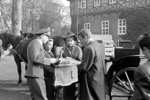 ARH NL Dierssen 1269/0014, Dreharbeiten des Films "Regina Amstetten": Luise Ullrich (hinten rechts) und Dinah Hinz? (hinten links), Bennigsen, 1953