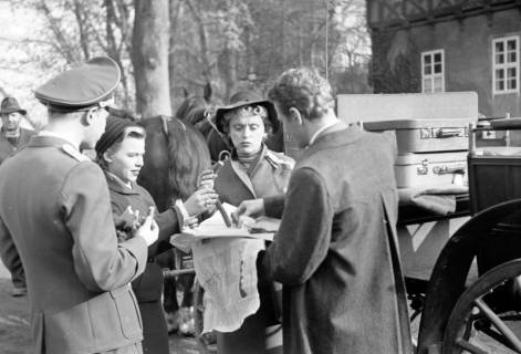 ARH NL Dierssen 1269/0015, Dreharbeiten des Films "Regina Amstetten": Luise Ullrich (hinten rechts) und Dinah Hinz? (hinten links), Bennigsen, 1953