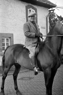 ARH NL Dierssen 1269/0018, Dreharbeiten des Films "Regina Amstetten": John Knittel, Bennigsen, 1953