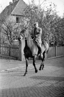 ARH NL Dierssen 1269/0019, Dreharbeiten des Films "Regina Amstetten": John Knittel, Bennigsen, 1953