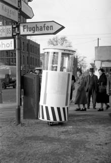 ARH NL Dierssen 1269/0031, "Wandelndes Schilderhaus" (Polizei-Wetterhäuschen), Hannover, 1953