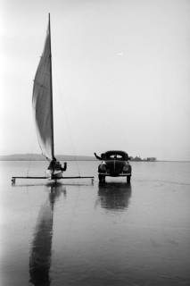 ARH NL Dierssen 1272/0002, Eissegler und VW-Käfer auf dem zugefrorenen Steinhuder Meer, Steinhude, 1954