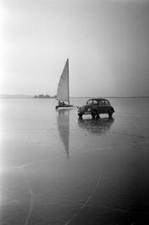 ARH NL Dierssen 1272/0003, Eissegler und VW-Käfer auf dem zugefrorenen Steinhuder Meer, Steinhude, 1954
