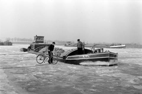 ARH NL Dierssen 1272/0027, Eingefrorene Schiffe im Kanal, Wunstorf, 1954