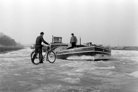ARH NL Dierssen 1272/0028, Eingefrorene Schiffe im Kanal, Wunstorf, 1954