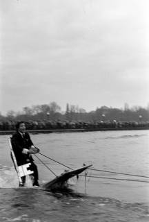 ARH NL Dierssen 1274/0011, Werbetour des Stuntman Arnim Dahl für den Film "Klettermaxe", Hannover, 1954