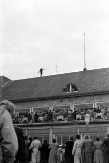 ARH NL Dierssen 1274/0015, Werbetour des Stuntman Arnim Dahl für den Film "Klettermaxe", Hannover, 1954