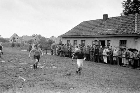 ARH NL Dierssen 1283/0025, Acella?-Fußballspiel, Hannover, 1954
