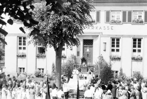 ARH NL Dierssen 1286/0032, Fronleichnamsprozession, Springe, 1954