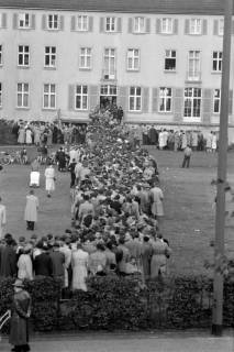 ARH NL Dierssen 1291/0007, Schlange für Karten des Fußball-Länderspiels, Hannover, 1954