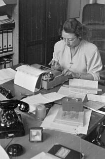 ARH NL Dierssen 1292/0014, Versuchsaufnahme im Büro, Hannover, 1954