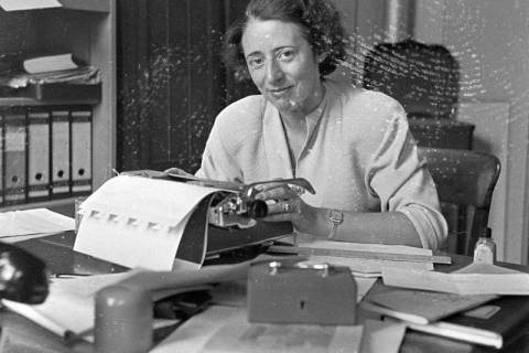 ARH NL Dierssen 1292/0018, Versuchsaufnahme im Büro, Hannover, 1954