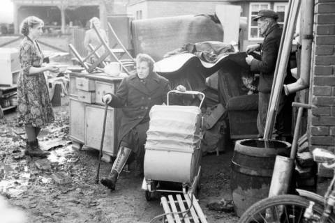 ARH NL Dierssen 1295/0004, Konrads schlafen auf der Straße, Müllingen, 1954