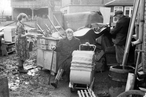ARH NL Dierssen 1295/0005, Konrads schlafen auf der Straße, Müllingen, 1954