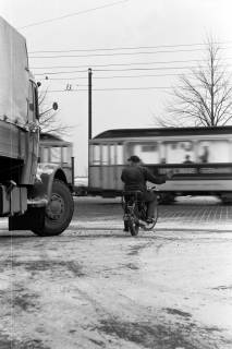 ARH NL Dierssen 1296/0015, LKW und Kraftrad an einer Kreuzung (Büssing), Hannover, 1954