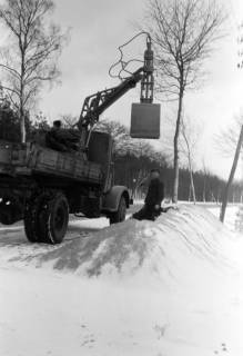 ARH NL Dierssen 1299/0006, Neues Straßenstreugerät mit Greifer, Celle, 1955